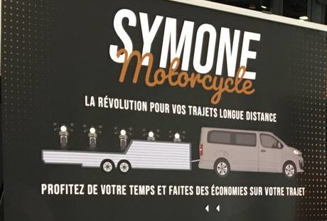 illustration très schématique de Symone Motorcycle, avec une camionette tirant une remorque contenant 5 motos